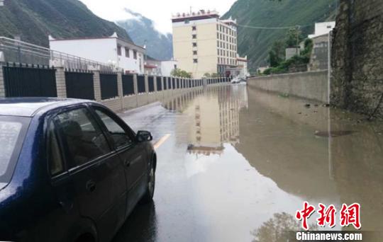 道路被洪水淹沒(méi)。　鐘欣 攝