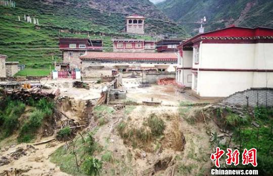 洪水過(guò)后受災(zāi)的民房?！＄娦?攝