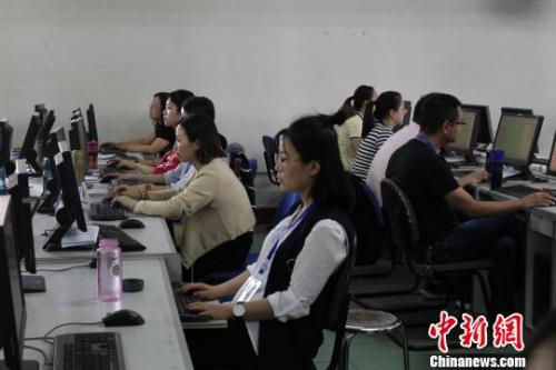圖為青海省2017年高考閱卷現(xiàn)場(chǎng)。　張海雯 攝