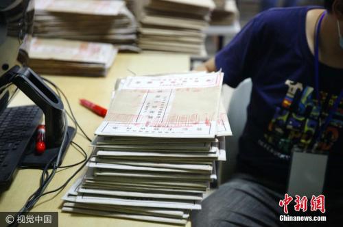 圖為海南師范大學(xué)高考評(píng)卷場(chǎng)。石磊 攝 圖片來(lái)源：視覺(jué)中國(guó)