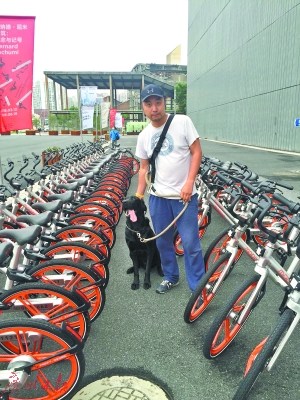 “摩族獵人”創(chuàng)始人莊驥帶著愛犬在“打獵”。