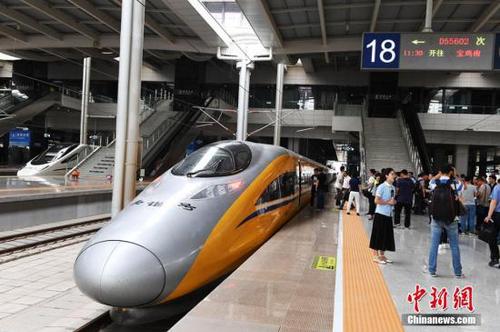 6月2日，隨著一列動(dòng)車檢測(cè)車從寶雞南站駛出，一路向西開(kāi)往蘭州西站，標(biāo)志著中國(guó)首條貫通絲綢之路經(jīng)濟(jì)帶的高鐵——寶(寶雞)蘭(蘭州)高鐵進(jìn)入全線拉通試驗(yàn)階段，為寶蘭高鐵開(kāi)通運(yùn)營(yíng)奠定了基礎(chǔ)。楊艷敏 攝