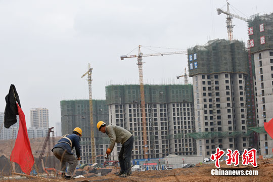 資料圖：民工在一建筑工地作業(yè)。<a target='_blank' href='http://www.chinanews.com/'>中新社</a>記者 武俊杰 攝