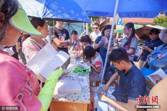 2016年6月27日，長春市，一中考考場外，幾位長春市高考的狀元賣“狀元筆記”，50元一本，受到很多家長的追捧。圖片來源：視覺中國