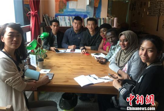 圖為同學(xué)們一起討論交流。　劉玉桃 攝