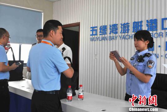 邊檢工作人員查驗證件，提供快速通關(guān)服務(wù)?！钨涣?攝