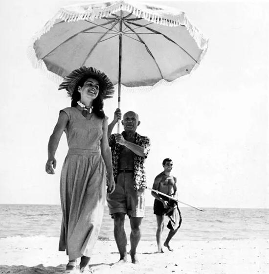 畢加索與情人弗朗索瓦茲·吉洛(Fran?oise Gilot)在海邊，1948
