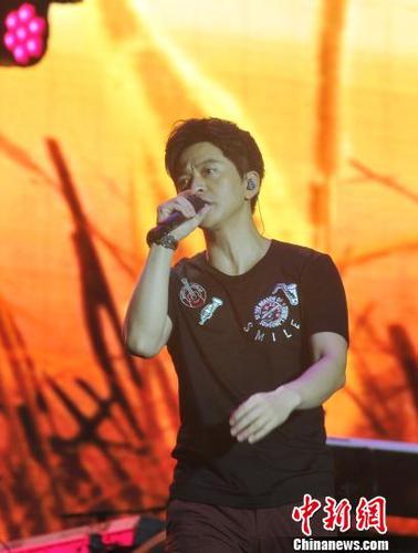李健的聲音清澈、清新，在他淡雅柔和的聲調(diào)中，溫暖了現(xiàn)場所有樂迷的心?！⒄祭ァz