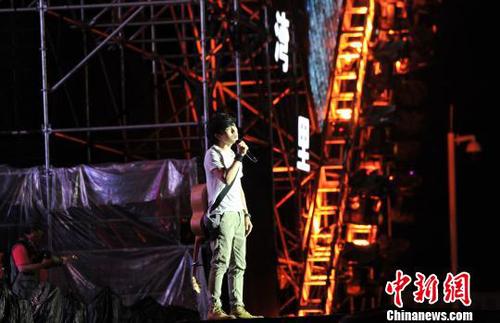 趙雷獻唱《南方姑娘》《成都》等歌曲，引起現(xiàn)場粉絲齊聲合唱?！⒄祭ァz