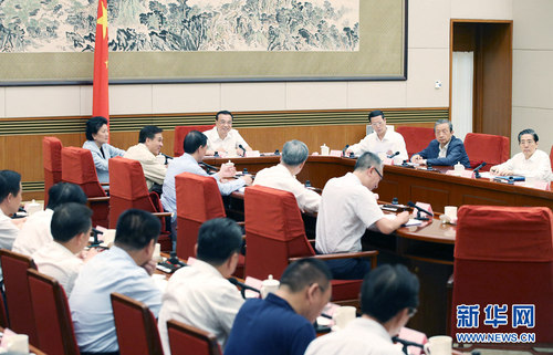 　　6月22日，中共中央政治局常委、國務院總理、黨組書記李克強主持國務院黨組理論學習中心組學習講座，就新一輪世界科技革命和產(chǎn)業(yè)變革若干前沿領(lǐng)域發(fā)展態(tài)勢進行專題學習。新華社記者 姚大偉 攝