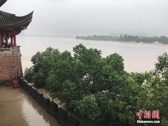 6月25日，由于連續(xù)強降雨，浙江蘭溪水位猛漲。當(dāng)?shù)匾褑臃姥匆患墤?yīng)急響應(yīng)，發(fā)布今年第一號人員轉(zhuǎn)移令。 <a target='_blank' href='http://www.chinanews.com/'>中新社</a>記者 奚金燕 攝