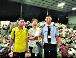 李阿姨和熱心的保安陳剛、保潔人員藍(lán)土香合影。