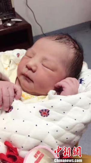 洪和強可愛的新生女兒。周潔梅提供