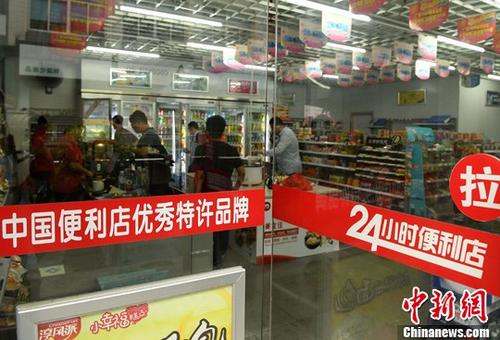 6月16日，廈門市民在便利店購物。據(jù)中國商務(wù)部15日發(fā)布的數(shù)據(jù)顯示，5月份，商務(wù)部重點(diǎn)監(jiān)測零售企業(yè)銷售額同比增長4.9%，為今年以來最高。其中，實(shí)體零售繼續(xù)呈現(xiàn)回暖態(tài)勢，便利店銷售額增幅明顯，同比增長7.7%。<a target='_blank' href='http://www.chinanews.com/'>中新社</a>記者 張斌 攝