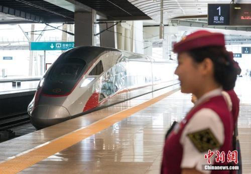 6月26日，具有完全自主知識產(chǎn)權(quán)的中國標準動車組“復(fù)興號”在京滬高鐵正式雙向首發(fā)。圖為在北京南站準備出發(fā)的CR400AF“復(fù)興號”列車。中新社記者 侯宇 攝