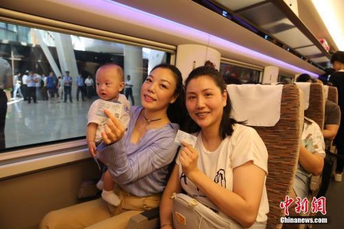 有幸搭乘“復(fù)興號”列車從北京去往上海的乘客展示自己的新版高鐵列車車票。中新網(wǎng)記者 翟璐 攝