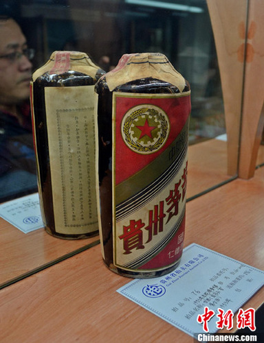 1月8日，貴州省第七屆陳年茅臺(tái)酒專場(chǎng)拍賣會(huì)在貴陽(yáng)落幕，本次拍賣會(huì)222個(gè)標(biāo)的共拍出850萬(wàn)元，其中1953年國(guó)營(yíng)仁懷酒廠出產(chǎn)的“車輪牌”茅臺(tái)酒單瓶拍出150萬(wàn)元高價(jià)。<a target='_blank' href='http://www.chinanews.com/'>中新社</a>發(fā) 張偉 攝