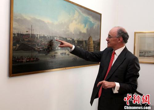 近日，英中貿(mào)易協(xié)會主席、怡和集團執(zhí)行董事詹姆斯·沙遜勛爵接受<a target='_blank' href='http://www.chinanews.com/'>中新社</a>記者專訪。他向記者介紹怡和集團會議室內(nèi)的一幅油畫，描繪的是19世紀廣州碼頭風(fēng)貌。 <a target='_blank' href='http://www.chinanews.com/'>中新社</a>記者 周兆軍 攝