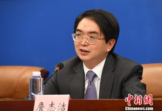 6月26日，福建省人民政府副秘書長詹志潔出席第九屆世界華文傳媒論壇新聞發(fā)布會并回答記者提問。張斌 攝