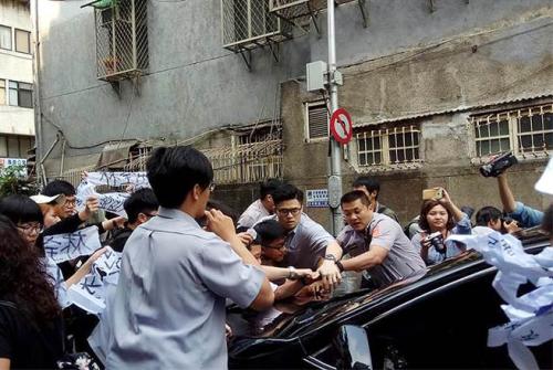 大觀自救會早上突襲“行政院長”住家，阻擋載林全上班的座車，抗議者將座車拖延在巷道內(nèi)約20分鐘，后遭警察排除，林全座車揚(yáng)長而去。(圖片來源：臺灣《中時(shí)電子報(bào)》)