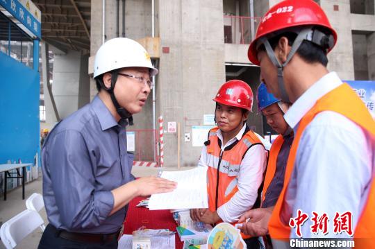 6月28日，北京市人力社保局走進(jìn)位于朝陽(yáng)區(qū)CBD核心區(qū)域的北京第一高樓“中國(guó)尊”的施工現(xiàn)場(chǎng)宣傳《社會(huì)保險(xiǎn)法》等法律法規(guī)。　韓海丹 攝