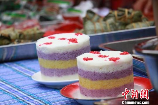 首屆國(guó)際山地美食節(jié)暨金州“三碗粉”美食節(jié)上展示的貴州山地美味小吃。　瞿宏倫 攝