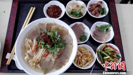 首屆國(guó)際山地美食節(jié)暨金州“三碗粉”美食節(jié)上展示的貴州山地美味小吃?！■暮陚?攝