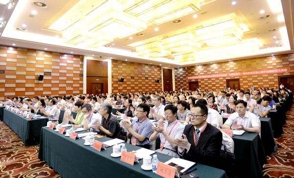 民革北京市第十三次代表大會開幕，委員們認真聽會，積極響應(yīng)掌聲不斷。16