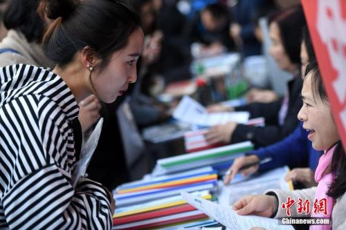 資料圖：招聘會(huì)現(xiàn)場(chǎng)在洽談的雙方。<a target='_blank' href='http://www.chinanews.com/'>中新社</a>記者 李進(jìn)紅 攝