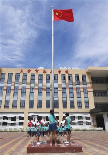 6月29日，三沙市永興學(xué)校舉行升旗儀式。這里是永興島上唯一的學(xué)校，也是祖國(guó)最南端的學(xué)校。