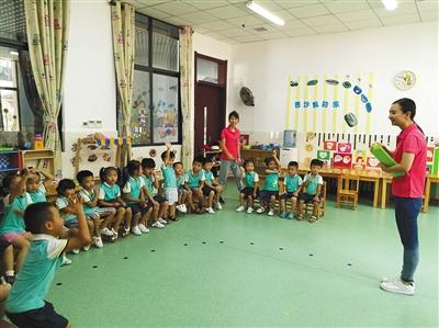 學(xué)校有24名幼兒園學(xué)生，老師針對(duì)他們的年齡特點(diǎn)，實(shí)行混齡班教學(xué)。