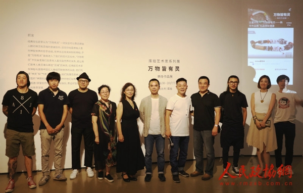 開幕式嘉賓合影（中：庫拍聯(lián)合創(chuàng)始人兼CEO彭少彬；右五：藝術(shù)家韓冬；左四：中國輕工業(yè)出版社副社長趙麗華；左五：故宮博物院修復(fù)專家魏鼎）