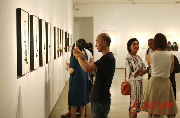 “萬物皆有靈——韓冬作品展”開幕式現(xiàn)場(chǎng) (8)