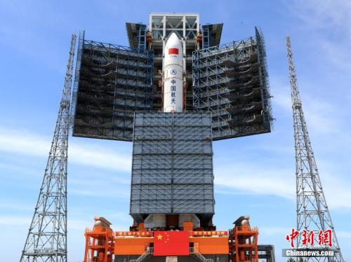 圖為6月26日，長征五號遙二運載火箭轉(zhuǎn)運致位于海南文昌的發(fā)射場內(nèi)。張文軍 攝