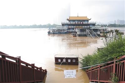 7月2日，長沙湘江西側(cè)碼頭上，售票處被河水漫過。