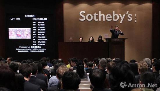 2011年春拍，香港蘇富比重磅推出“尤倫斯重要當代中國藝術收藏：破曉——當代中國藝術的追本溯源”晚間拍賣，106件作品總成交額達4.27億港元，超出其1.3億港元的估價上限的3倍，成交率也高達99.06%。其中，張曉剛1988年的畫作《生生息息之愛》以7,906萬港元成交，刷新了當時中國當代藝術拍賣的世界紀錄。