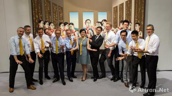 2013年香港蘇富比40周年秋拍，香港蘇富比亞洲當代藝術部門合影，背景為曾梵志作品《最后的晚餐》，在后來的拍賣中，《最后的晚餐》以1.8044億港元成為首件過億的亞洲當代藝術品。