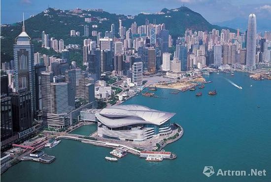 香港會(huì)展中心，每年都會(huì)舉辦巴塞爾香港國(guó)際藝術(shù)展、典亞藝博和國(guó)際古玩展等大型藝博會(huì)以及蘇富比和佳士得兩大拍賣(mài)行的春秋二拍，推動(dòng)并見(jiàn)證了香港藝術(shù)一步步的發(fā)展。
