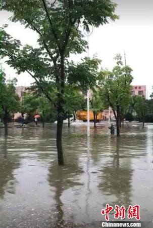 資料圖：一場大雨，南京部分城區(qū)又見“碧波蕩漾”。城管供圖