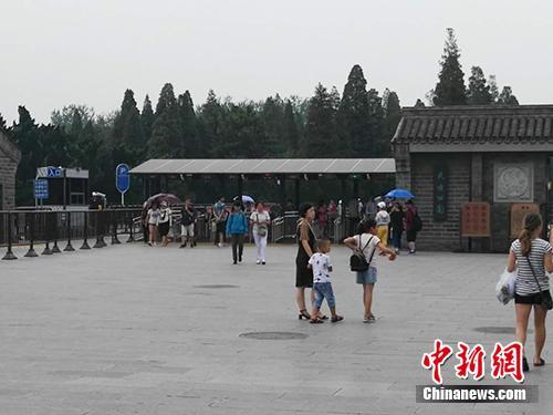 天壇公園入口處。中新網(wǎng)記者 宋宇晟 攝