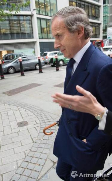 Simon de Pury走出法院，CREDIT: DAVID ROSE