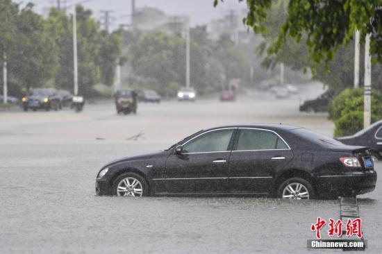 6月13日，廣東惠州惠東縣新平大道上，汽車在積水中拋錨。受今年2號(hào)臺(tái)風(fēng)“苗柏”影響，惠州市區(qū)和大亞灣、惠陽、惠東縣出現(xiàn)內(nèi)澇。<a target='_blank' href='http://www.chinanews.com/'>中新社</a>記者 陳驥旻 攝