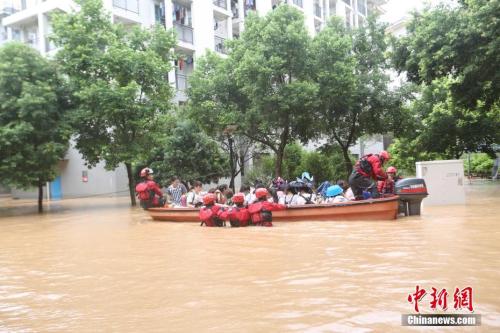 7月3日，廣西桂林市旅游學(xué)院宿舍樓發(fā)生內(nèi)澇，學(xué)校近5000名學(xué)生因聚集在宿舍復(fù)習(xí)被困。<a target='_blank' href='http://www.chinanews.com/'>中新社</a>記者 王洋洋 攝 