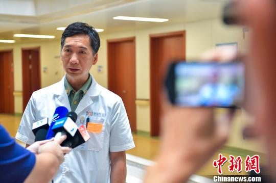 7月5日，解放軍總醫(yī)院海南分院肝膽外科主任紀(jì)文斌接受媒體采訪介紹手術(shù)相關(guān)情況。　駱云飛 攝