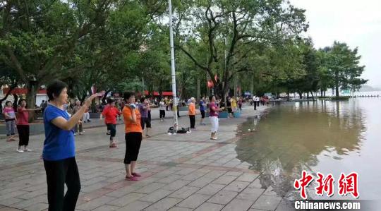 肇慶封開縣大媽水漫腳邊照跳“廣場舞”，洪水無阻大媽興致 伍格英 攝