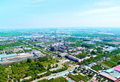 東方化工廠廠區(qū)在藍天映襯下更顯壯觀。未來，這里將作為北京城市副中心“城市綠心”的一部分，成為市民的休閑場所。(航拍資料照片)京報集團記者 滿志禹攝