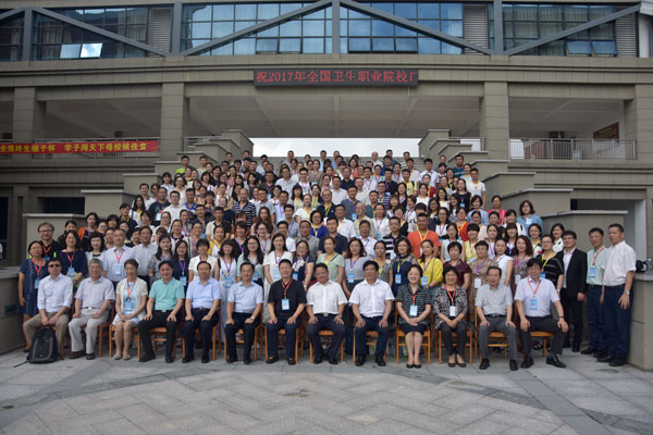 與會領(lǐng)導(dǎo)、大賽裁判與指導(dǎo)教師合影