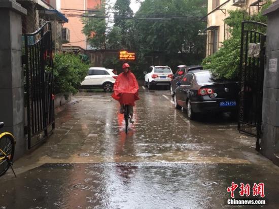 資料圖：6月23日清晨，北京降雨持續(xù)，并出現(xiàn)了短時(shí)大雨。 <a target='_blank' href='http://www.chinanews.com/' >中新網(wǎng)</a>記者 富宇 攝