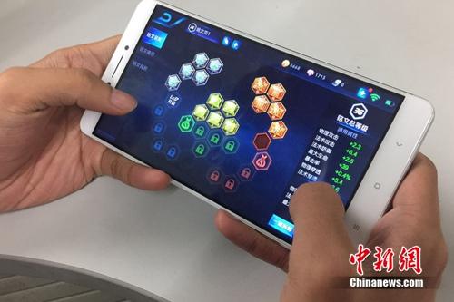 資料圖：玩家在玩《王者榮耀》。<a target='_blank' href='http://www.chinanews.com/' >中新網(wǎng)</a> 吳濤 攝