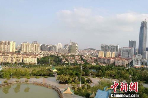 廣西南寧市鳳嶺兒童公園附近已建成或在建的小區(qū)、樓宇。 程春雨 攝